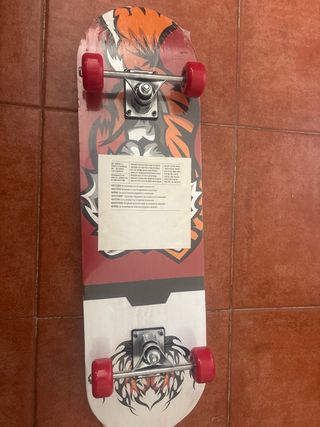 Monopatín nuevo con diseño de tigre