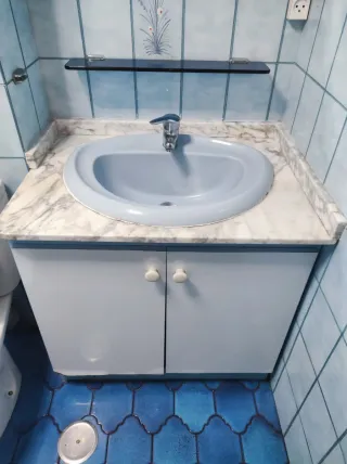 Mueble de baño con lavabo azul y encimera