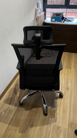 Silla de oficina ergonómica negra