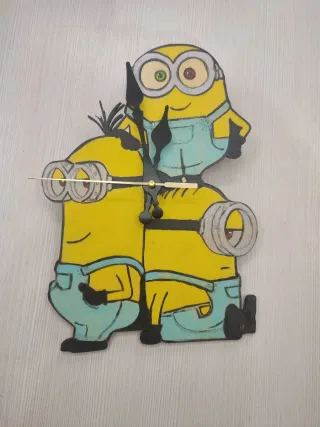 Orologio Minions in legno dipinto a mano