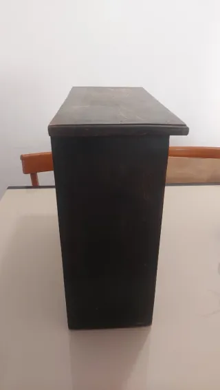 Estante rústico para tazas y platos