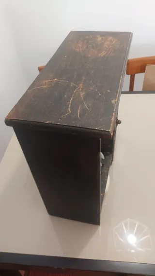 Estante rústico para tazas y platos