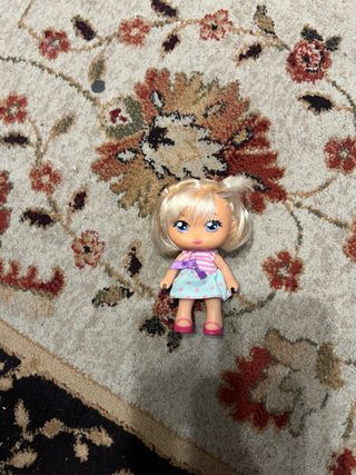 Muñeca rubia con vestido de lunares