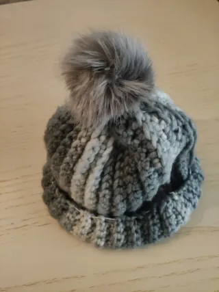 Berretto con pon pon grigio e bianco
