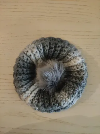 Berretto con pon pon grigio e bianco