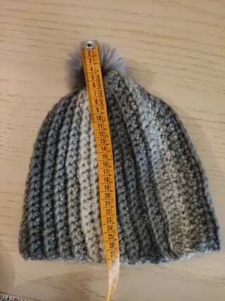 Berretto con pon pon grigio e bianco