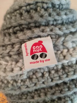 Berretto con pon pon grigio e bianco