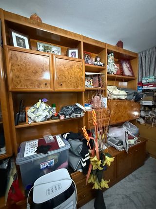 Mueble de comedor de madera y cristal