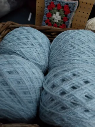 486gr/ 5 ovillos lana acrílica azul claro