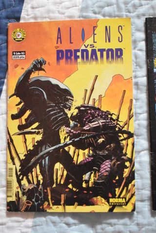 Lote 2 comics Aliens vs Predator y Aliens Nido
