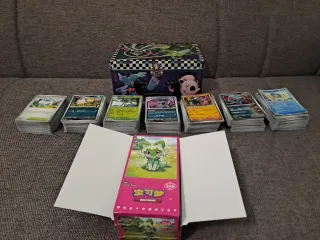 Bauletto con oltre 700 carte Pokémon miste