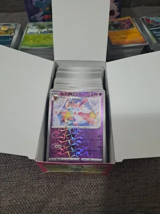 Bauletto con oltre 700 carte Pokémon miste
