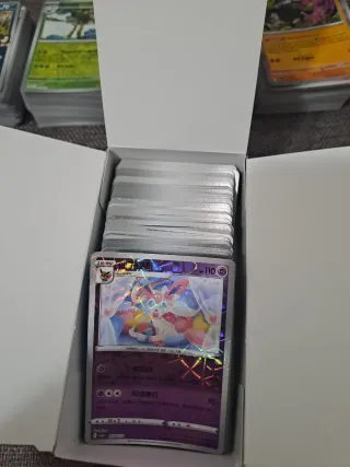 Bauletto con oltre 700 carte Pokémon miste