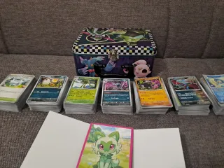 Bauletto con oltre 700 carte Pokémon miste