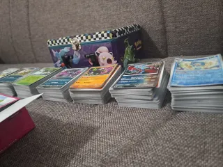 Bauletto con oltre 700 carte Pokémon miste
