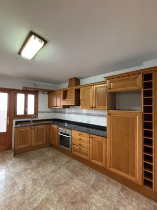 Cocina completa de madera y piedra