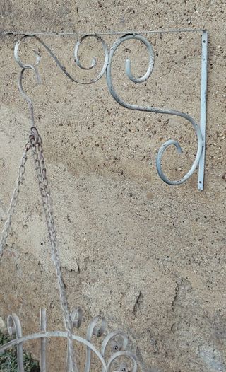 Porta vaso sospeso in metallo