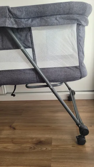 Minicuna gris con ruedas