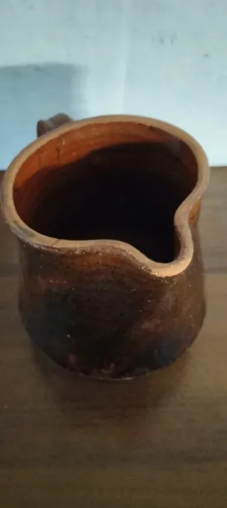 Antica brocca in terracotta