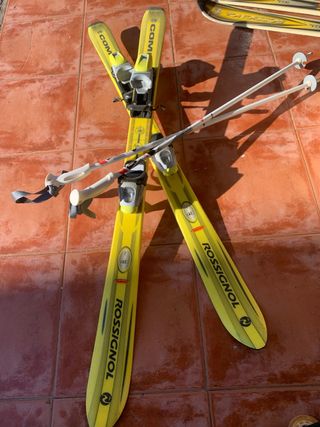 Esquís Rossignol amarillos con bastones