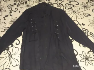 Camisa negra con cordones