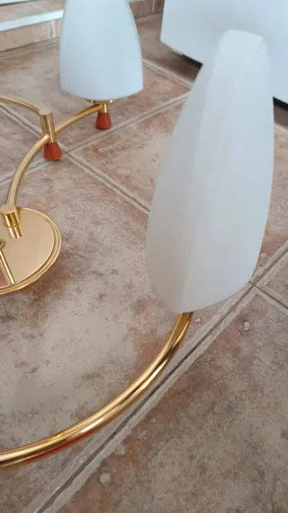 Lámpara de techo dorada con tulipas blancas