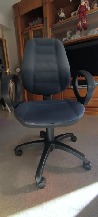 Silla de oficina ergonómica azul y negra