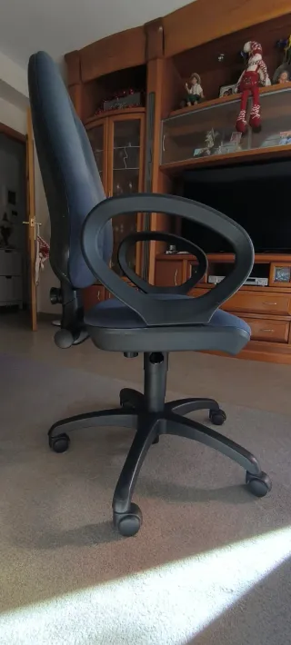 Silla de oficina ergonómica azul y negra