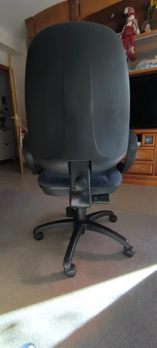 Silla de oficina ergonómica azul y negra