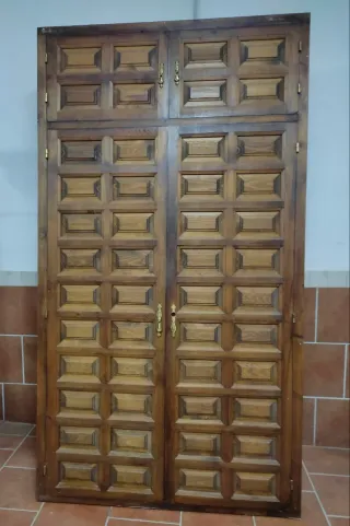 Puertas de madera maciza para armario empotrado.