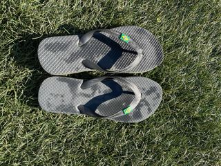 Chanclas grises con bandera Brasil