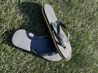 Chanclas grises con bandera Brasil