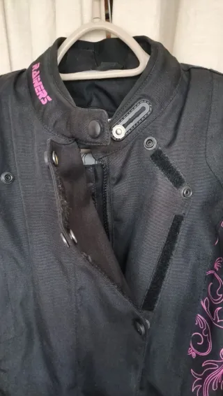 Chaqueta Moto Mujer Negra con Detalles Rosas