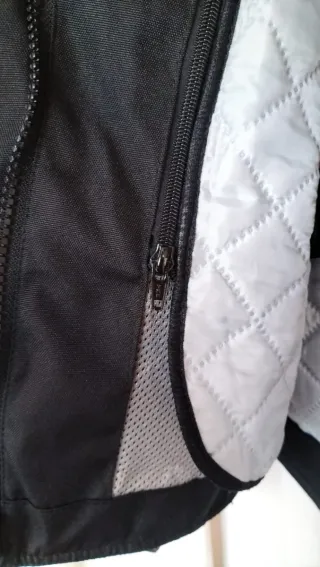 Chaqueta Moto Mujer Negra con Detalles Rosas