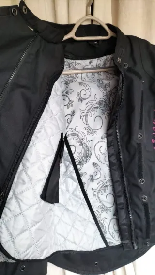 Chaqueta Moto Mujer Negra con Detalles Rosas