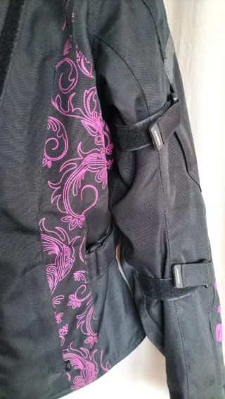 Chaqueta Moto Mujer Negra con Detalles Rosas