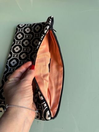 Bolso de mano artesanal blanco y negro