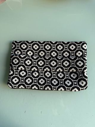 Bolso de mano artesanal blanco y negro