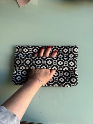 Bolso de mano artesanal blanco y negro