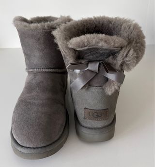 Botas UGG grises con lazo. Originales y auténticas