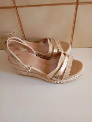 Sandalias doradas beige cuña mujer