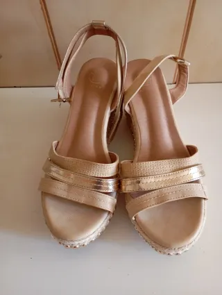 Sandalias doradas beige cuña mujer