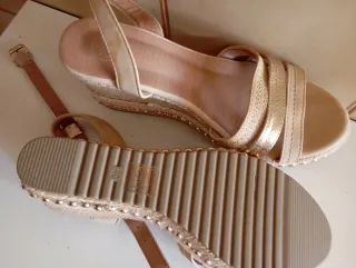 Sandalias doradas beige cuña mujer