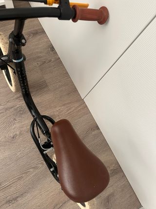 Bicicleta de equilibrio negra