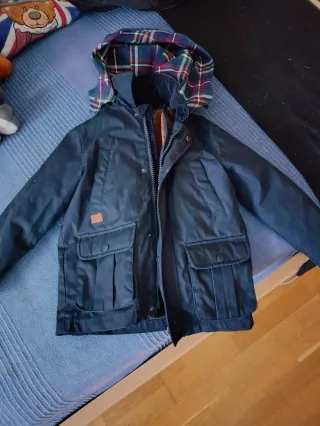 Abrigo niño con capucha