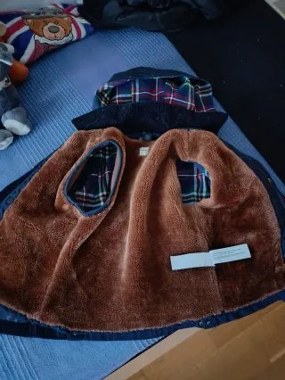 Abrigo niño con capucha