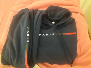 Chándal azul y naranja