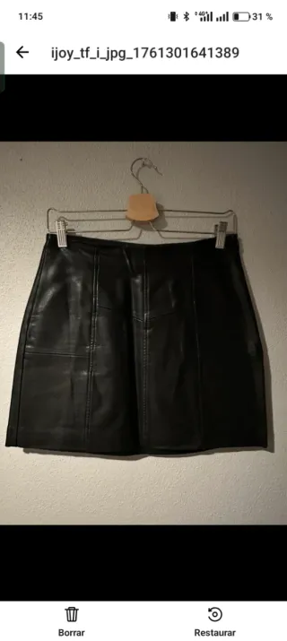 Falda de cuero negra