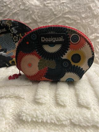 Set 2 neceseres Desigual originales. Impecables