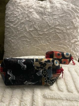 Set 2 neceseres Desigual originales. Impecables